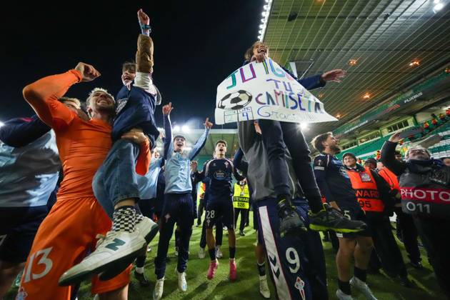 Celta Vigo players celebrate with their fans at full-time. Final score Celtic 1 Celta Vigo 2. Celtic v Celta Vigo, UEFA Europa League, Football, Celtic Park, Glasgow, Scotland, UK - 22 Oct 2026Glasgow Celtic Park Scotland United Kingdom  Copyright: xStuartxWallace Shutterstockx 17230137do