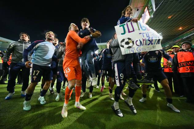 Celta Vigo players celebrate with their fans at full-time. Final score Celtic 1 Celta Vigo 2. Celtic v Celta Vigo, UEFA Europa League, Football, Celtic Park, Glasgow, Scotland, UK - 22 Oct 2026Glasgow Celtic Park Scotland United Kingdom  Copyright: xStuartxWallace Shutterstockx 17230137dn