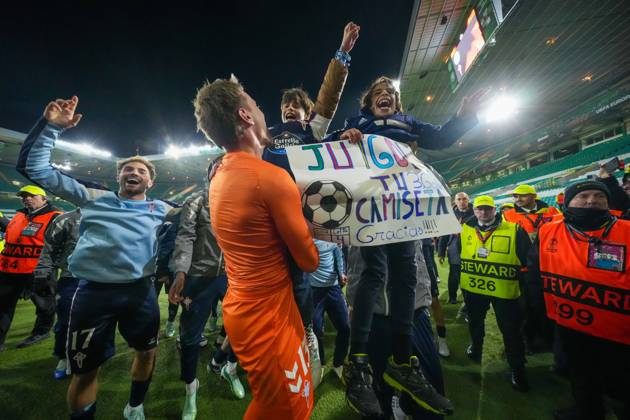 Celta Vigo goalkeeper Ionut Radu lifts a young fan as they celebrate at full-time. Final score Celtic 1 Celta Vigo 2. Celtic v Celta Vigo, UEFA Europa League, Football, Celtic Park, Glasgow, Scotland, UK - 22 Oct 2026Glasgow Celtic Park Scotland United Kingdom  Copyright: xStuartxWallace Shutterstockx 17230137ds