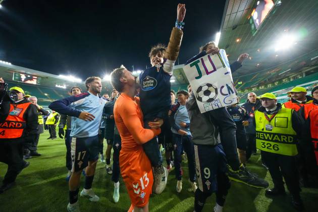 Celta Vigo goalkeeper Ionut Radu lifts a young fan as they celebrate at full-time. Final score Celtic 1 Celta Vigo 2. Celtic v Celta Vigo, UEFA Europa League, Football, Celtic Park, Glasgow, Scotland, UK - 22 Oct 2026Glasgow Celtic Park Scotland United Kingdom  Copyright: xStuartxWallace Shutterstockx 17230137dr