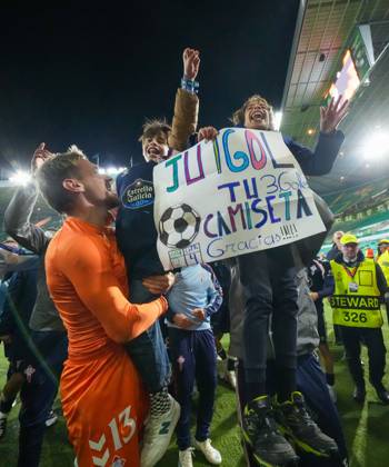 Celta Vigo goalkeeper Ionut Radu lifts a young fan as they celebrate at full-time. Final score Celtic 1 Celta Vigo 2. Celtic v Celta Vigo, UEFA Europa League, Football, Celtic Park, Glasgow, Scotland, UK - 22 Oct 2026Glasgow Celtic Park Scotland United Kingdom  Copyright: xStuartxWallace Shutterstockx 17230137dw