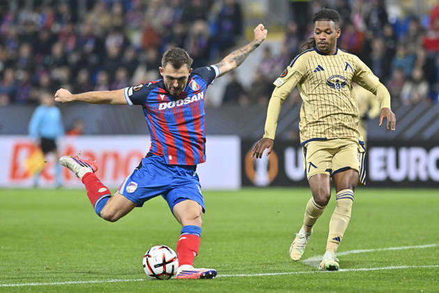 Fotball UEFA Europa League 3rd round match: Viktoria Plzen vs Levski Sofia in Pilsen, Czech Republic, October 22, 2026. From left Tomas Ladra of Pilsen, Mehdi Moubarik of Levski. (CTKxPhoto MiroslavxChaloupka) CTKPhotoP2026102210584  CTKPhotoP2026102210584