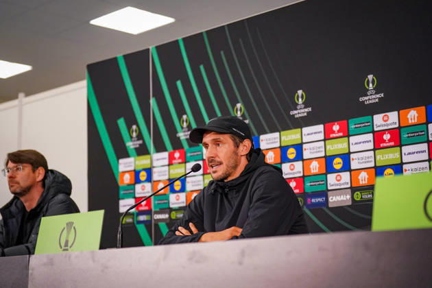 Fussball UEFA Conference League 2026 - 2027, 2. Spieltag - AS Monaco vs SC Freiburg - Stadion Louis II (Monaco): Julian Schuster (Trainer, SC Freiburg) Pressekonferenz, Medien, Mimik, Gesichtsausdruck, Emotion Copyright: xJOERANxSTEINSIEKx