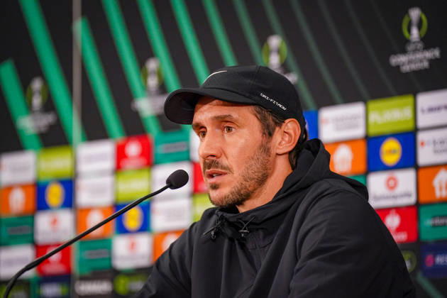 Fussball UEFA Conference League 2026 - 2027, 2. Spieltag - AS Monaco vs SC Freiburg - Stadion Louis II (Monaco): Julian Schuster (Trainer, SC Freiburg) Pressekonferenz, Medien, Mimik, Gesichtsausdruck, Emotion Copyright: xJOERANxSTEINSIEKx