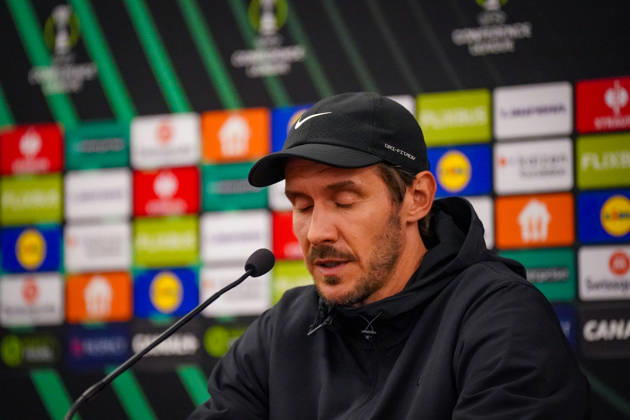 Fussball UEFA Conference League 2026 - 2027, 2. Spieltag - AS Monaco vs SC Freiburg - Stadion Louis II (Monaco): Julian Schuster (Trainer, SC Freiburg) Pressekonferenz, Medien, Mimik, Gesichtsausdruck, Emotion Copyright: xJOERANxSTEINSIEKx