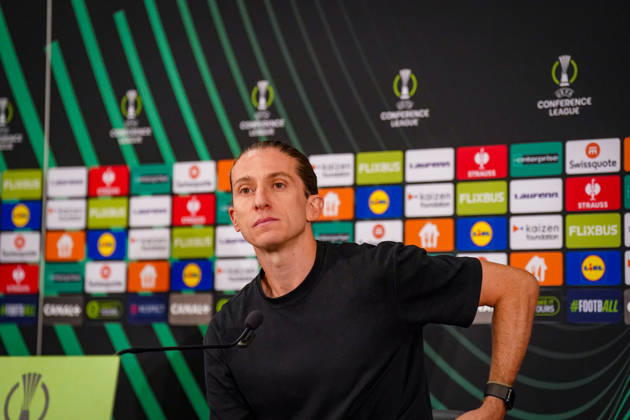 Fussball UEFA Conference League 2026 - 2027, 2. Spieltag - AS Monaco vs SC Freiburg - Stadion Louis II (Monaco): Luis Filipe (Trainer, AS Monaco) Mimik, Gesichtsausdruck, Emotion, Pressekonferenz, Medien Copyright: xJOERANxSTEINSIEKx