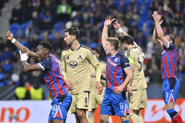 Fotball UEFA Europa League 3rd round match: Viktoria Plzen vs Levski Sofia in Pilsen, Czech Republic, October 22, 2026. Soccer players of Viktoria Plzen signal handball of Marko Grujic of Levski. (CTKxPhoto MiroslavxChaloupka) CTKPhotoP2026102210623  CTKPhotoP2026102210623