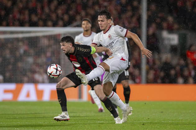 AFC Bournemouth v AC Milan, UEFA Europa League Ryan Christie of Bournemouth and Ardon Jashari of Milan battle for the ball during AFC Bournemouth v AC Milan UEFA Europa League Matchday 3 at the Vitality Stadium, Bournemouth, England on 22 October 2026 Credit: Andy Thomas Every Second Media Editorial use only. All images are copyright Every Second Media Limited. No images may be reproduced without prior permission. Copyright: xIMAGO EveryxSecondxMediax ESM-2245-0049 AndyxThomasx xEveryxSecondxMediax
