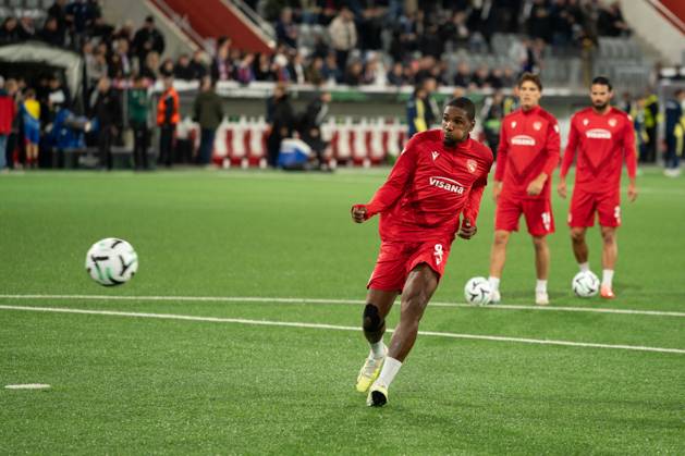 THUN, BERN - OCTOBER 22: Brighton Labeau of FC Thun warms up before the UEFA Conference League match between FC Thun and HNK Hajduk Split at VISANA STADION on October 22, 2026 in Thun, Bern, Switzerland. Copyright: xLivioxBaeriswylx xSPPx Sportspressphoto_SPR263704
