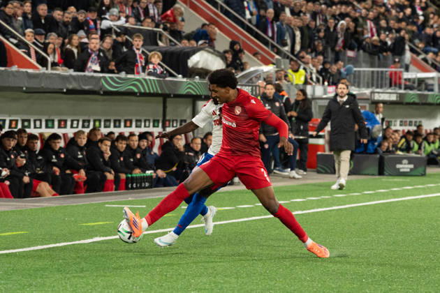 THUN, BERN - OCTOBER 22: Olivier Mambwa of FC Thun challenges Abdoulie Sanyang of HNK Hajduk Split during the UEFA Conference League match between FC Thun and HNK Hajduk Split at VISANA STADION on October 22, 2026 in Thun, Bern, Switzerland. Copyright: xLivioxBaeriswylx xSPPx Sportspressphoto_SPR263721