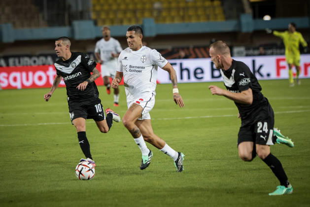 UEFA Europa League - OFI Crete vs Leverkusen - Aitor Cantalapiedra of OFI Crete in action against Facundo Medina of Leverkusen during the UEFA Europa League phase Matchday 3 soccer match between OFI Crete vs Leverkusen in Pankritio, Heraklion, Greece, on 22 October 2026. IMAGO ONE INCH PRODUCTIONS Heraklion Greece Copyright: xONExINCHxPRODUCTIONSx 7133177