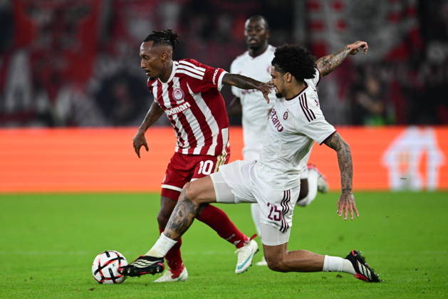 UEFA Europa League - Olympiacos FC vs AC Sparta Praha - Gelson Martins of Olympiacos FC in action against Ki-Jana Hoever of AC Sparta Praha during the UEFA Europa League Phase matchday 3 soccer match between Olympiacos FC and AC Sparta Praha at the Georgios Karaiskakis Stadium in Piraeus, Greece, 22 October 2026. IMAGO ONE INCH PRODUCTIONS PIRAEUS GREECE Copyright: xONExINCHxPRODUCTIONSx 7133637
