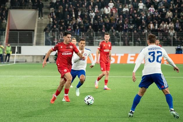 THUN, BERN - OCTOBER 22: Nils Reichmuth of FC Thun in possession of the ball during the UEFA Conference League match between FC Thun and HNK Hajduk Split at VISANA STADION on October 22, 2026 in Thun, Bern, Switzerland. Copyright: xLivioxBaeriswylx xSPPx Sportspressphoto_SPR263749