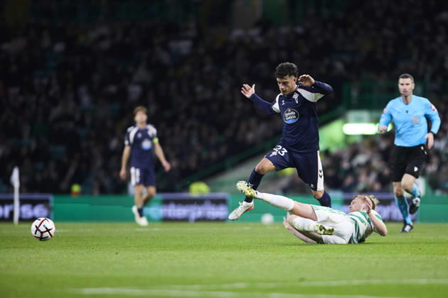 Celtic FC v Real Club Celta - UEFA Europa League 2026 27 League Phase MD3 GLASGOW, SCOTLAND - OCTOBER 22: Hugo Alvarez of RC Celta de Vigo competes for the ball with Liam Scales of Celtic FC during the UEFA Europa League 2026 27 League Phase MD3 match between Celtic FC and Real Club Celta de Vigo at Celtic Park on October 22, 2026 in Glasgow, Scotland. (Photo by Diego Simon Photo Players Images Magara Press) Glasgow Celtic Park Stadium Scotland Copyright: xDiegoxSimonx