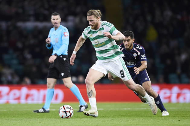 Celtic FC v Real Club Celta - UEFA Europa League 2026 27 League Phase MD3 GLASGOW, SCOTLAND - OCTOBER 22: Kasper Hogh of Celtic FC competes for the ball with Sebastian Caceres of RC Celta de Vigo during the UEFA Europa League 2026 27 League Phase MD3 match between Celtic FC and Real Club Celta de Vigo at Celtic Park on October 22, 2026 in Glasgow, Scotland. (Photo by Diego Simon Photo Players Images Magara Press) Glasgow Celtic Park Stadium Scotland Copyright: xDiegoxSimonx