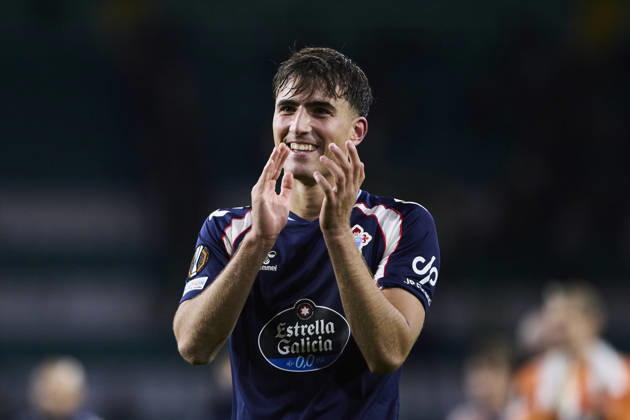 Celtic FC v Real Club Celta - UEFA Europa League 2026 27 League Phase MD3 GLASGOW, SCOTLAND - OCTOBER 22: Javi Rodriguez of RC Celta de Vigo celebrates victory with fans during the UEFA Europa League 2026 27 League Phase MD3 match between Celtic FC and Real Club Celta de Vigo at Celtic Park on October 22, 2026 in Glasgow, Scotland. (Photo by Diego Simon Photo Players Images Magara Press) Glasgow Celtic Park Stadium Scotland Copyright: xDiegoxSimonx