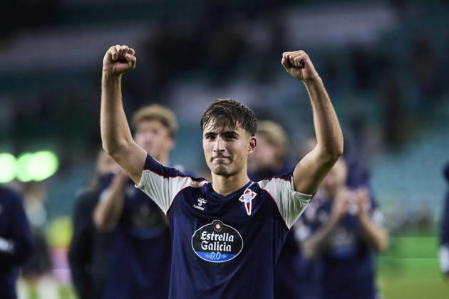 Celtic FC v Real Club Celta - UEFA Europa League 2026 27 League Phase MD3 GLASGOW, SCOTLAND - OCTOBER 22: Javi Rodriguez of RC Celta de Vigo celebrates victory with fans during the UEFA Europa League 2026 27 League Phase MD3 match between Celtic FC and Real Club Celta de Vigo at Celtic Park on October 22, 2026 in Glasgow, Scotland. (Photo by Diego Simon Photo Players Images Magara Press) Glasgow Celtic Park Stadium Scotland Copyright: xDiegoxSimonx