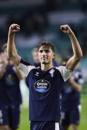 Celtic FC v Real Club Celta - UEFA Europa League 2026 27 League Phase MD3 GLASGOW, SCOTLAND - OCTOBER 22: Javi Rodriguez of RC Celta de Vigo celebrates victory with fans during the UEFA Europa League 2026 27 League Phase MD3 match between Celtic FC and Real Club Celta de Vigo at Celtic Park on October 22, 2026 in Glasgow, Scotland. (Photo by Diego Simon Photo Players Images Magara Press) Glasgow Celtic Park Stadium Scotland Copyright: xDiegoxSimonx