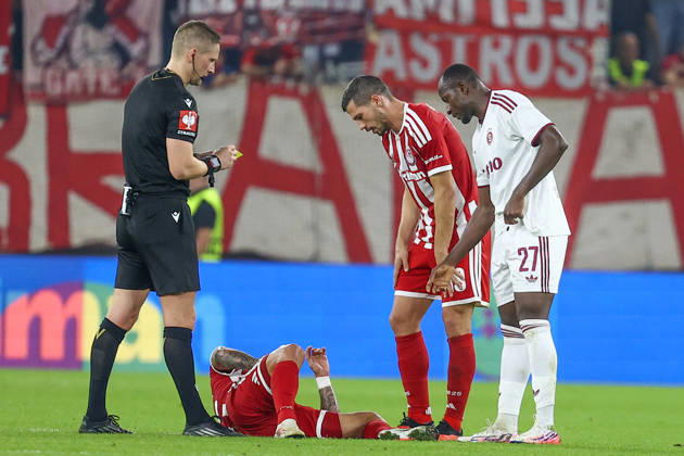 Olympiacos F.C. v AC Sparta Prague UEFA Europa League Remo Freuler looks on Chiquinho of Olympiacos F.C. who s injured following a tackle from Ebrima Singhateh of AC Sparta Prague during the UEFA Europa League match at Karaiskakis Stadium, Piraeus 22 10 2026 UK Newspapers OUT Copyright: xYannisxHalasx FIL-24108-0116