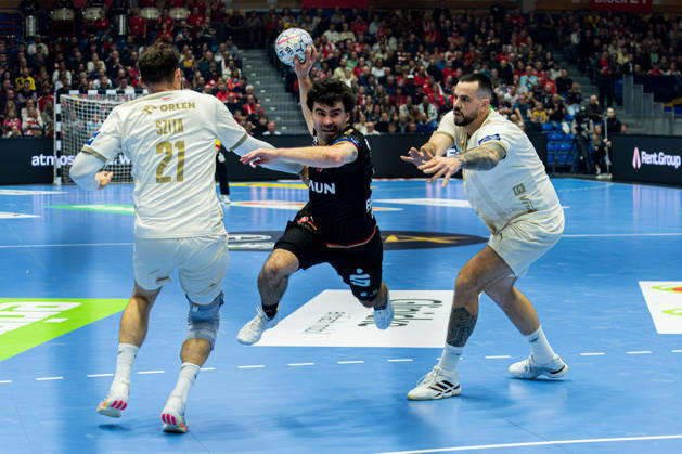 Kassel, Deutschland 22. Oktober 2026: EHF Champions League - 2026 2027 - Gruppenphase - Gruppe B - Sp. 5 - MT Melsungen gegen Orlen Wisla Plock Im Bild: v. li. im Zweikampf Zoltan Szita Zoltan Szita (SPR), Erik Balenciaga (MT) und Leon Å uÅ¡nja Susnja (SPR) Rothenbach-Halle Hessen Copyright: xFotostandx xKruczynskix
