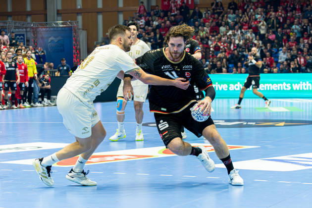Kassel, Deutschland 22. Oktober 2026: EHF Champions League - 2026 2027 - Gruppenphase - Gruppe B - Sp. 5 - MT Melsungen gegen Orlen Wisla Plock Im Bild: v. li. im Zweikampf Zoran IliÄ‡ Ilic (SPR) und Johannes Golla (MT) Rothenbach-Halle Hessen Copyright: xFotostandx xKruczynskix