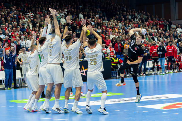 Kassel, Deutschland 22. Oktober 2026: EHF Champions League - 2026 2027 - Gruppenphase - Gruppe B - Sp. 5 - MT Melsungen gegen Orlen Wisla Plock Im Bild: v.li. MichaÅ‚ Daszek Michal Daszek (SPR), Zoltan Szita Zoltan Szita (SPR), Leon Å uÅ¡nja Susnja (SPR), Oriol Rey Morales (SPR) und PrzemysÅ‚aw Krajewski Przemyslaw Krajewski (SPR) in der Mauer. Aaron Mensing (MT) beim Torwurf Rothenbach-Halle Hessen Copyright: xFotostandx xKruczynskix