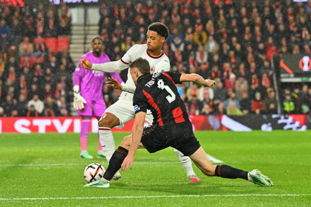 Bournemouth v AC Milan, Europa League Koni De Winter (5) of AC Milan battles for possession with Adrien Truffert (3) of AFC Bournemouth during the Europa League match between Bournemouth and AC Milan at the Vitality Stadium, Bournemouth, UK on 22 October 2026. Bournemouth Vitality Stadium Dorset UK Editorial use only , Copyright: xGrahamxHuntx PSI-25046-0214