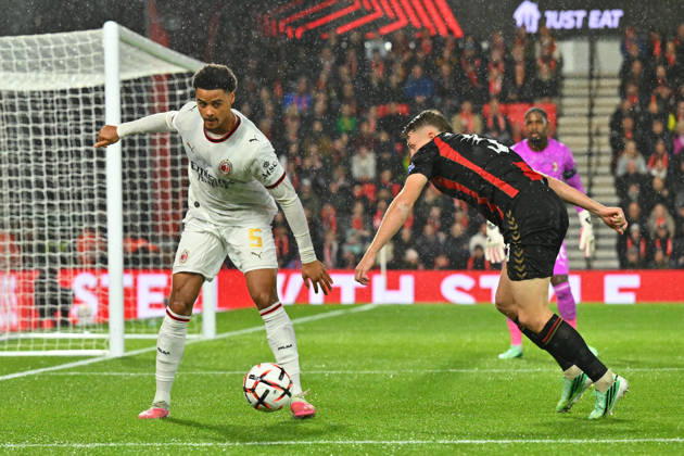 Bournemouth v AC Milan, Europa League Koni De Winter (5) of AC Milan battles for possession with Adrien Truffert (3) of AFC Bournemouth during the Europa League match between Bournemouth and AC Milan at the Vitality Stadium, Bournemouth, UK on 22 October 2026. Bournemouth Vitality Stadium Dorset UK Editorial use only , Copyright: xGrahamxHuntx PSI-25046-0215