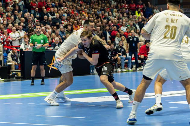 Kassel, Deutschland 22. Oktober 2026: EHF Champions League - 2026 2027 - Gruppenphase - Gruppe B - Sp. 5 - MT Melsungen gegen Orlen Wisla Plock Im Bild: v. li. im Zweikampf Leon Å uÅ¡nja Susnja (SPR) und Reynir Stefansson Stefansson (MT) Rothenbach-Halle Hessen Copyright: xFotostandx xKruczynskix