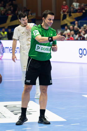 Kassel, Deutschland 22. Oktober 2026: EHF Champions League - 2026 2027 - Gruppenphase - Gruppe B - Sp. 5 - MT Melsungen gegen Orlen Wisla Plock Im Bild: Schiedsrichter Bojan Lah (Slowenien) lächelnd auf dem Spielfeld. Rothenbach-Halle Hessen Copyright: xFotostandx xKruczynskix
