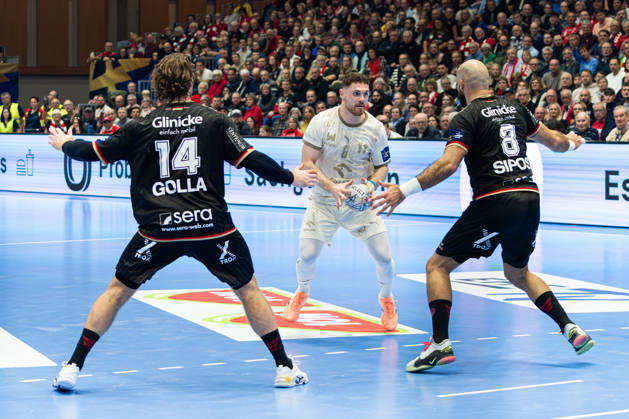 Kassel, Deutschland 22. Oktober 2026: EHF Champions League - 2026 2027 - Gruppenphase - Gruppe B - Sp. 5 - MT Melsungen gegen Orlen Wisla Plock Im Bild: v. li. im Zweikampf Johannes Golla (MT), Mitja Janc (SPR) und Adrian Sipos Adrian Sipos (MT) Rothenbach-Halle Hessen Copyright: xFotostandx xKruczynskix