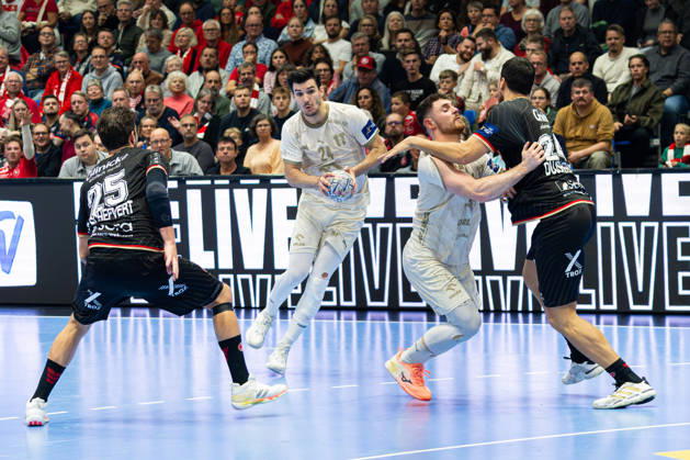 Kassel, Deutschland 22. Oktober 2026: EHF Champions League - 2026 2027 - Gruppenphase - Gruppe B - Sp. 5 - MT Melsungen gegen Orlen Wisla Plock Im Bild: v. li. im Zweikampf Olle Forsell-Schefvert (MT), GergÅ‘ Fazekas Gergo Fazekas (SPR), Mitja Janc (SPR) und Daniel Dujshebaev (MT) Rothenbach-Halle Hessen Copyright: xFotostandx xKruczynskix
