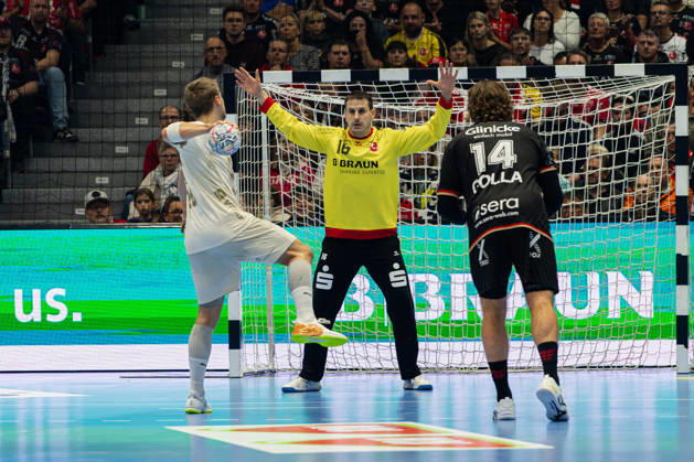 Kassel, Deutschland 22. Oktober 2026: EHF Champions League - 2026 2027 - Gruppenphase - Gruppe B - Sp. 5 - MT Melsungen gegen Orlen Wisla Plock Im Bild: v. li. im Zweikampf Frederik Bjerre (SPR) und Torhüter NebojÅ¡a SimiÄ‡ Nebojsa Simic (MT) beim Siebenmeter Rothenbach-Halle Hessen Copyright: xFotostandx xKruczynskix