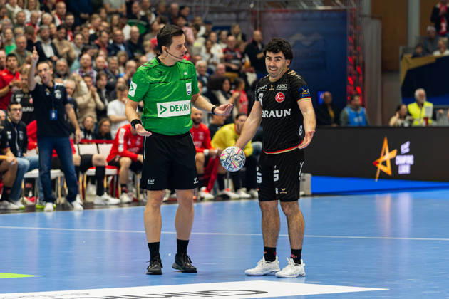 Kassel, Deutschland 22. Oktober 2026: EHF Champions League - 2026 2027 - Gruppenphase - Gruppe B - Sp. 5 - MT Melsungen gegen Orlen Wisla Plock Im Bild: Schiedsrichter Bojan Lah (Slowenien) und Erik Balenciaga (MT) gestikulieren und sprechen auf dem Spielfeld. Rothenbach-Halle Hessen Copyright: xFotostandx xKruczynskix