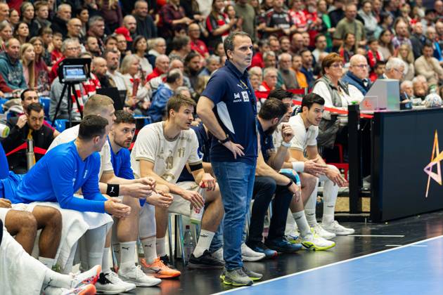 Kassel, Deutschland 22. Oktober 2026: EHF Champions League - 2026 2027 - Gruppenphase - Gruppe B - Sp. 5 - MT Melsungen gegen Orlen Wisla Plock Im Bild: Trainer Javier SabatÃ Sabate (SPR) unzufrieden auf dem Spielfeld. Rothenbach-Halle Hessen Copyright: xFotostandx xKruczynskix