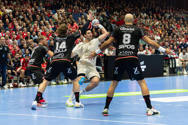 Kassel, Deutschland 22. Oktober 2026: EHF Champions League - 2026 2027 - Gruppenphase - Gruppe B - Sp. 5 - MT Melsungen gegen Orlen Wisla Plock Im Bild: v. li. im Zweikampf Johannes Golla (MT), Abel Serdio (SPR) und Adrian Sipos Adrian Sipos (MT) Rothenbach-Halle Hessen Copyright: xFotostandx xKruczynskix