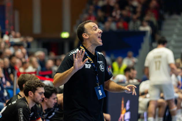 Kassel, Deutschland 22. Oktober 2026: EHF Champions League - 2026 2027 - Gruppenphase - Gruppe B - Sp. 5 - MT Melsungen gegen Orlen Wisla Plock Im Bild: Trainer Roberto Garcia (MT) gestikuliert auf dem Spielfeld. Rothenbach-Halle Hessen Copyright: xFotostandx xKruczynskix
