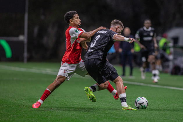 SC Braga v KAA Gent - UEFA Conference League 2026 27 League Phase MD2 Maksim Paskotsi of KAA Gent is challenged by an SC Braga player during the UEFA Conference League match between SC Braga and KAA Gent at Estadio Municipal de Braga in Braga, Portugal, on October 22, 2026. Braga Braga Portugal  Copyright: xGabrielxGuimaraesx originalFilename:siqueira-scbragav261022_npc2n.jpg