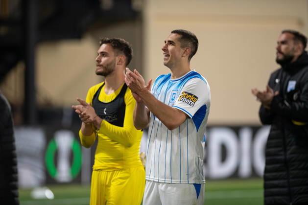 Inter Club Escaldes v Universitatae Craiova - UEFA Conference League Players of Universitatea Craiova greet supporters after the team s victory in the UEFA Conference League match against Inter Club d Escaldes at the New FAF Stadium in Encamp, Andorra, on October 22, 2026. Encamp Andorra Andorra  Copyright: xWalterxCunhax originalFilename:cunhacarvalho-notitle261022_npegy.jpg