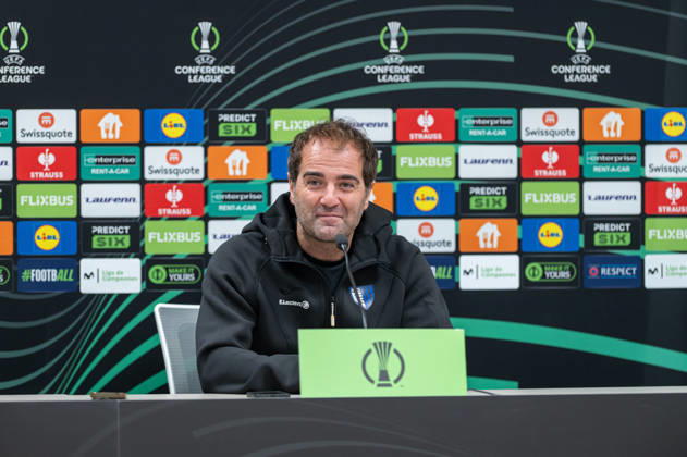 Inter Club Escaldes v Universitatae Craiova - UEFA Conference League Felipe Ortiz, head coach of Inter Club d Escaldes, speaks during a press conference, PK, Pressekonferenz following the UEFA Conference League match between Inter Club d Escaldes and Universitatea Craiova at New FAF Stadium in Encamp, Andorra, on October 22, 2026. Encamp Andorra Andorra  Copyright: xWalterxCunhax originalFilename:cunhacarvalho-notitle261022_npJQ2.jpg