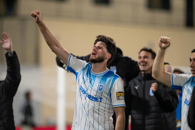 Inter Club Escaldes v Universitatae Craiova - UEFA Conference League Tudor Baluta, player number 8 of Universitatea Craiova, greets supporters after the victory in the UEFA Conference League match between Inter Club d Escaldes and Universitatea Craiova at New FAF Stadium in Encamp, Andorra, on October 22, 2026. Encamp Andorra Andorra  Copyright: xWalterxCunhax originalFilename:cunhacarvalho-notitle261022_nptBP.jpg