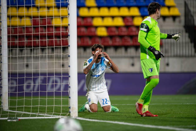 Inter Club Escaldes v Universitatae Craiova - UEFA Conference League Simon Elisor, player number 22 of Universitatea Craiova, shows frustration after missing a goal-scoring opportunity during the UEFA Conference League match between Inter Club d Escaldes and Universitatea Craiova at New FAF Stadium in Encamp, Andorra, on October 22, 2026. Encamp Andorra Andorra  Copyright: xWalterxCunhax originalFilename:cunhacarvalho-notitle261022_npxgj.jpg