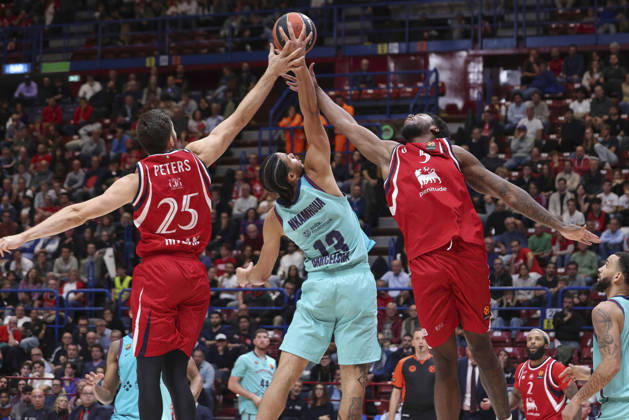 Armani Olimpia Milan vs FC Barcelona, Barca Italy, Milan, 2026 10 22: Olivier Nkamhoua (Barca) fights for rebound in the 4th quarter during basketball game Armani Olimpia Milan vs FC Barcelona, EuroLeague 2026-2027 Round 07, Unipol Forum Milan Lombardy Italy Copyright: xFabrizioxAndreaxBertanix