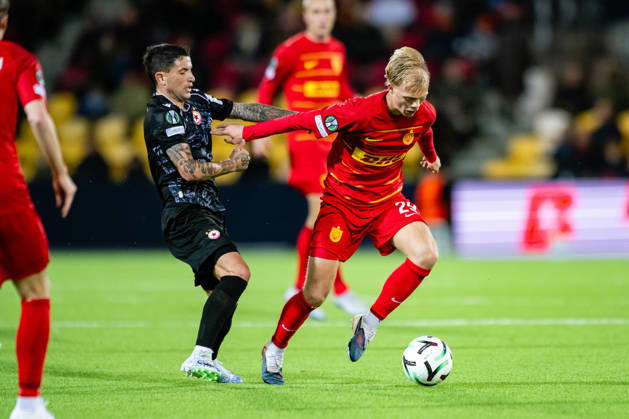 FC Nordsjaelland v CSKA Sofia, UEFA Conference League, Farum, Denmark Farum, Denmark. 22nd, October 2026. Villum Berthelsen (29) of FC Nordsjaelland and Stefano Sensi (L) of CSKA Sofia seen during the UEFA Conference League match between FC Nordsjaelland and CSKA Sofia at Right to Dream Park in Farum. Danmark, Farum, Right to Dream Park  Copyright: xGonzalesxPhoto TobiasxJorgensenx