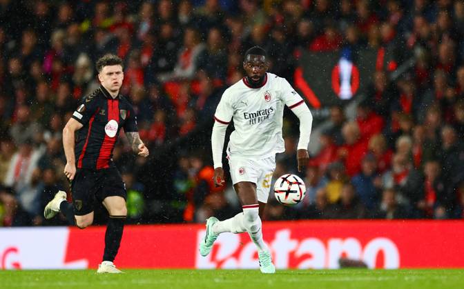 Fikayo Tomori of AC Milan and Ben Gannon-Doak of AFC Bournemouth. AFC Bournemouth v AC Milan, UEFA Europa League, Football, Vitality Stadium, Bournemouth, UK - 22 Oct 2026Bournemouth Vitality Stadium United Kingdom  Copyright: xJamesxMarsh Shutterstockx 17230046ck