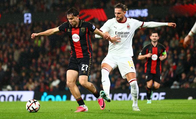 Alex Toth of AFC Bournemouth and Adrien Rabiot of AC Milan. AFC Bournemouth v AC Milan, UEFA Europa League, Football, Vitality Stadium, Bournemouth, UK - 22 Oct 2026Bournemouth Vitality Stadium United Kingdom  Copyright: xJamesxMarsh Shutterstockx 17230046dl
