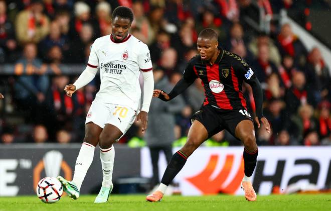 Alphadjo Cisse of AC Milan and Bafode Diakite of AFC Bournemouth. AFC Bournemouth v AC Milan, UEFA Europa League, Football, Vitality Stadium, Bournemouth, UK - 22 Oct 2026Bournemouth Vitality Stadium United Kingdom  Copyright: xJamesxMarsh Shutterstockx 17230046cs