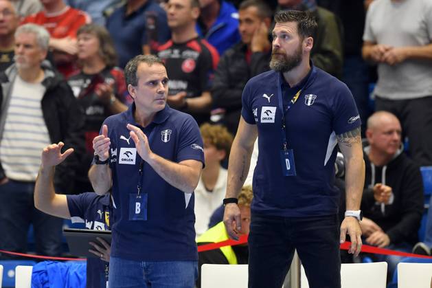 Xavi Sabate Caviedes (Trainer Orlen Wisla Plock) und Mirsad Terzic (R) , GER, MT Melsungen - Orlen Wisla Plocks (POL), Handball, Champions League Maenner, Group Matches, Saison 2026 2027, 22.10.2026, GER, MT Melsungen - Orlen Wisla Plock, CL Maenner, Group Match, Saison 2026 2027, 22.10.2026 Kassel Copyright: xEibner-Pressefotox xRolandxSippelx EP_RSL