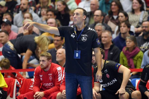 Roberto Garcia Parrondo (Trainer MT Melsungen) vor der Bank , GER, MT Melsungen - Orlen Wisla Plocks (POL), Handball, Champions League Maenner, Group Matches, Saison 2026 2027, 22.10.2026, GER, MT Melsungen - Orlen Wisla Plock, CL Maenner, Group Match, Saison 2026 2027, 22.10.2026 Kassel Copyright: xEibner-Pressefotox xRolandxSippelx EP_RSL