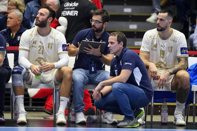 Zoltan Szita (Wisla Plock 21), Haritz Salvado Ulazia (Co-Trainer Orlen Wisla Plock), Xavi Sabate Caviedes (Trainer Orlen Wisla Plock), Leon Susnja (Wisla Plock 19) (L-R) , GER, MT Melsungen - Orlen Wisla Plocks (POL), Handball, Champions League Maenner, Group Matches, Saison 2026 2027, 22.10.2026, GER, MT Melsungen - Orlen Wisla Plock, CL Maenner, Group Match, Saison 2026 2027, 22.10.2026 Kassel Copyright: xEibner-Pressefotox xRolandxSippelx EP_RSL